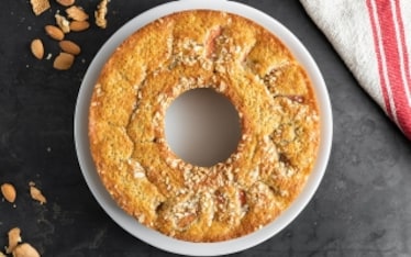 Ciambella con pesche, noci e mandorle