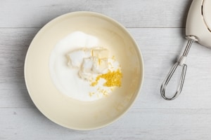 Preparazione Ciambella con pesche, noci e mandorle - Fase 1