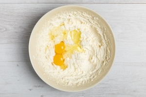 Preparazione Ciambella con pesche, noci e mandorle - Fase 2