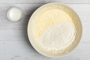 Preparazione Ciambella con pesche, noci e mandorle - Fase 2