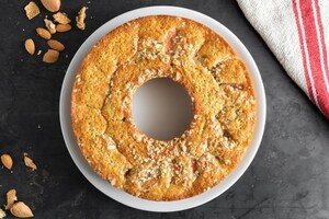 Preparazione Ciambella con pesche, noci e mandorle - Fase 4