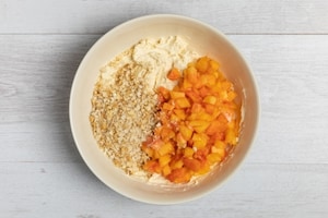 Preparazione Ciambella con pesche, noci e mandorle - Fase 3