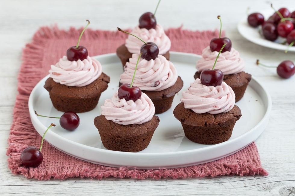 Cupcake al cioccolato e ciliegie ricetta