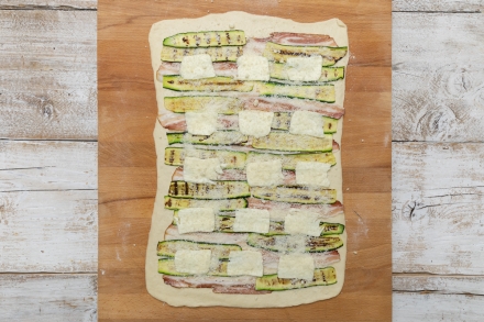 Preparazione Girelle con mozzarella, zucchine e pancetta - Fase 2 Preparazione Girelle con mozzarella, zucchine e pancetta - Fase 2