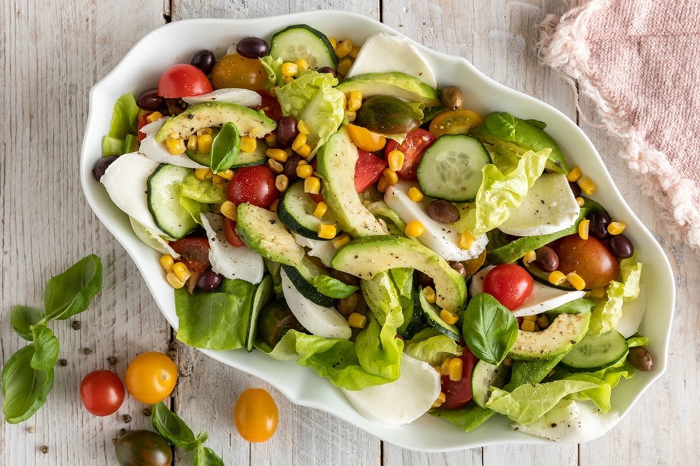 Insalata estiva con mozzarella, pomodori e avocado ricetta