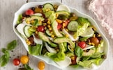 Insalata estiva con mozzarella, pomodori e avocado