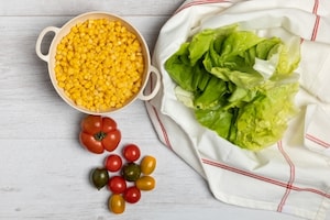 Preparazione Insalata estiva con mozzarella, pomodori e avocado - Fase 1