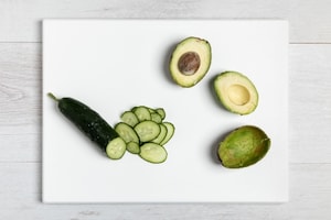 Preparazione Insalata estiva con mozzarella, pomodori e avocado - Fase 2