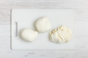 Preparazione Insalata estiva con mozzarella, pomodori e avocado - Fase 2