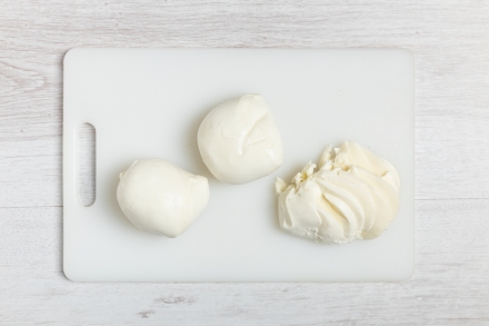 Preparazione Insalata estiva con mozzarella, pomodori e avocado - Fase 2 Preparazione Insalata estiva con mozzarella, pomodori e avocado - Fase 2