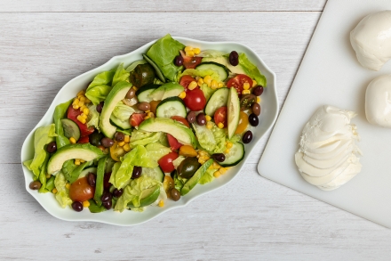 Preparazione Insalata estiva con mozzarella, pomodori e avocado - Fase 3 Preparazione Insalata estiva con mozzarella, pomodori e avocado - Fase 3