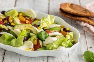 Preparazione Insalata estiva con mozzarella, pomodori e avocado - Fase 3