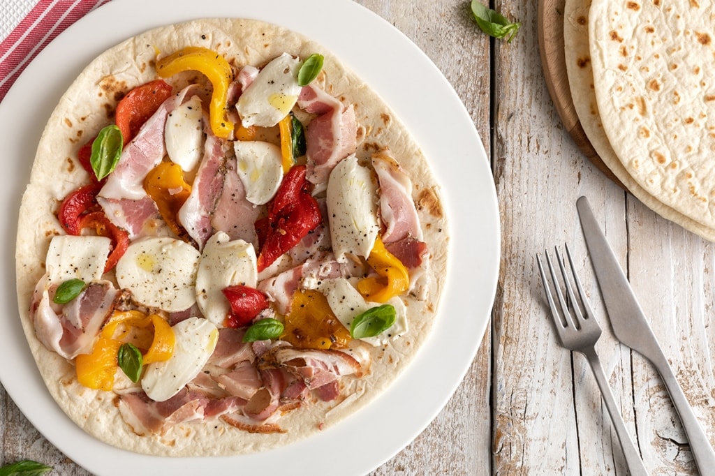 Ricetta Piadina aperta con mozzarella, peperoni e ...