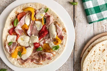 Piadina aperta con mozzarella, peperoni e porchetta