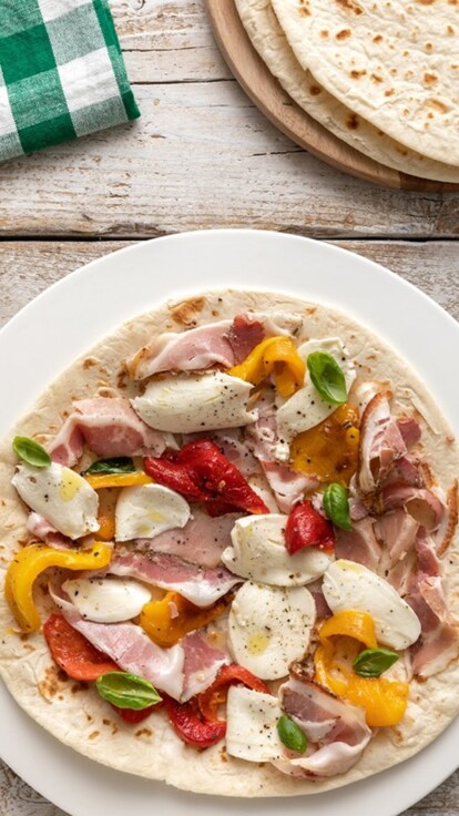 Piadina aperta con mozzarella, peperoni e porchetta