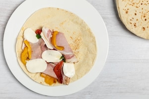 Preparazione Piadina aperta con mozzarella, peperoni e porchetta - Fase 3