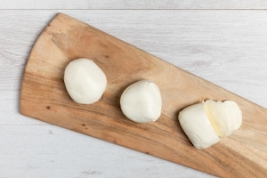 Preparazione Piadina aperta con mozzarella, peperoni e porchetta - Fase 2