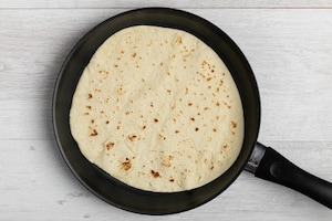 Preparazione Piadina aperta con mozzarella, peperoni e porchetta - Fase 2