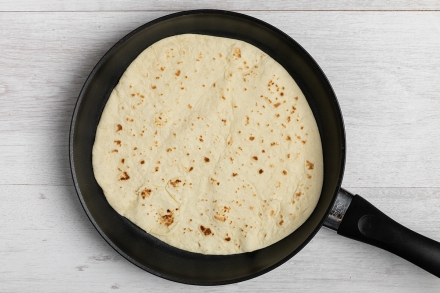 Preparazione Piadina aperta con mozzarella, peperoni e porchetta - Fase 2 Preparazione Piadina aperta con mozzarella, peperoni e porchetta - Fase 2