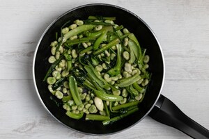 Preparazione Puntarelle e fave in padella - Fase 4