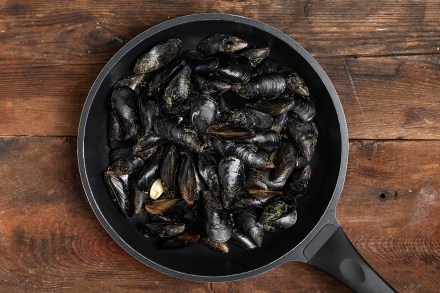 Preparazione Spaghetti con le cozze - Fase 1 Preparazione Spaghetti con le cozze - Fase 1