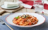 Spaghettoni al sugo con salsiccia e melanzane