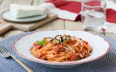 Spaghettoni al sugo con salsiccia e melanzane
