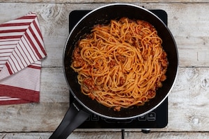 Preparazione Spaghettoni al sugo con salsiccia e melanzane - Fase 3