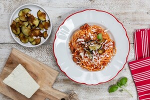 Preparazione Spaghettoni al sugo con salsiccia e melanzane - Fase 3