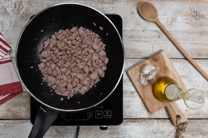 Preparazione Spaghettoni al sugo con salsiccia e melanzane - Fase 2