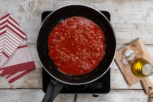 Preparazione Spaghettoni al sugo con salsiccia e melanzane - Fase 2