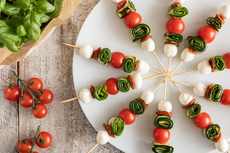 Spiedini di mozzarella, zucchine grigliate e pomodori ricetta