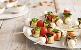 Spiedini di mozzarella, zucchine grigliate e pomodori