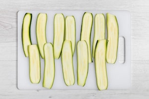 Preparazione Spiedini di mozzarella, zucchine grigliate e pomodori - Fase 1