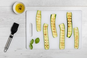 Preparazione Spiedini di mozzarella, zucchine grigliate e pomodori - Fase 1