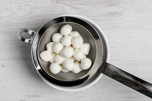 Preparazione Spiedini di mozzarella, zucchine grigliate e pomodori - Fase 2