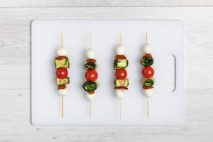 Preparazione Spiedini di mozzarella, zucchine grigliate e pomodori - Fase 2