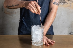 Preparazione Manhattan cocktail - Fase 1