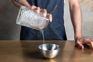 Preparazione Manhattan cocktail - Fase 1