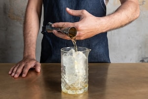 Preparazione Manhattan cocktail - Fase 2