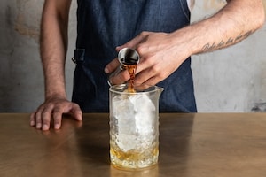 Preparazione Manhattan cocktail - Fase 2