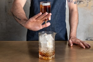 Preparazione Manhattan cocktail - Fase 3