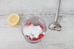 Preparazione Tiramisù alle fragole senza uova - Fase 1