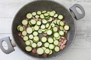 Preparazione Torta salata alle zucchine - Fase 1