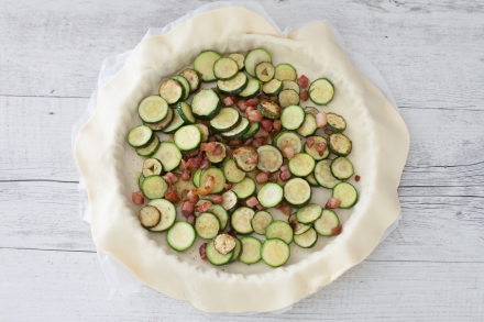 Preparazione Torta salata alle zucchine - Fase 3 Preparazione Torta salata alle zucchine - Fase 3