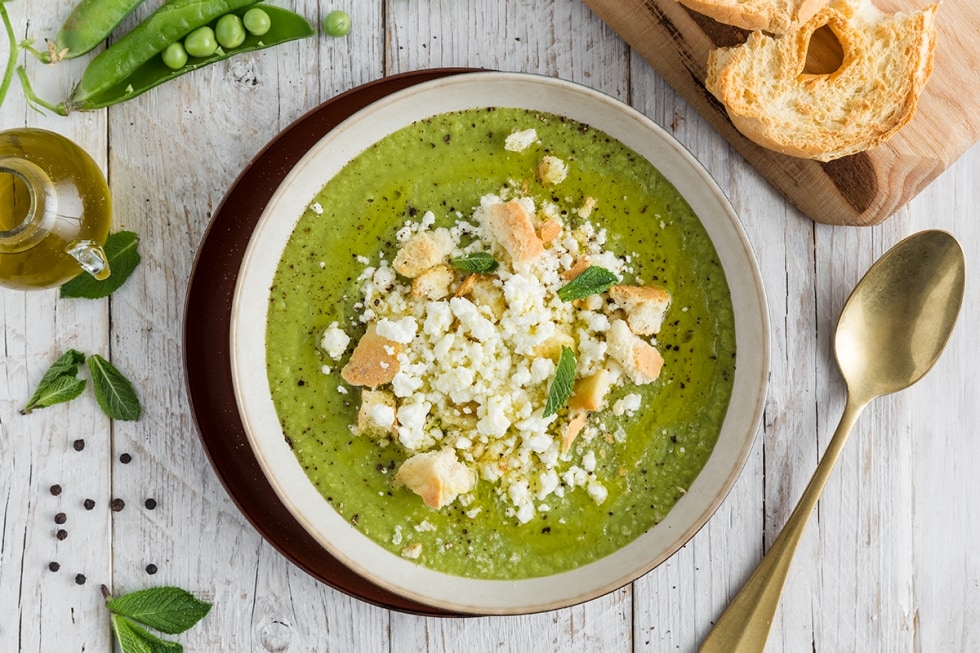 Vellutata di piselli con briciole di feta ricetta