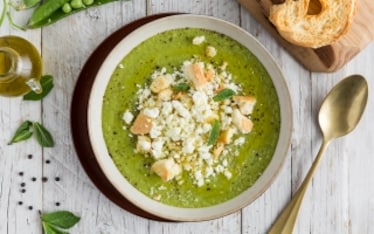 Vellutata di piselli con briciole di feta