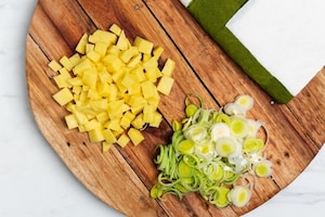 Preparazione Vellutata di piselli con briciole di feta - Fase 1