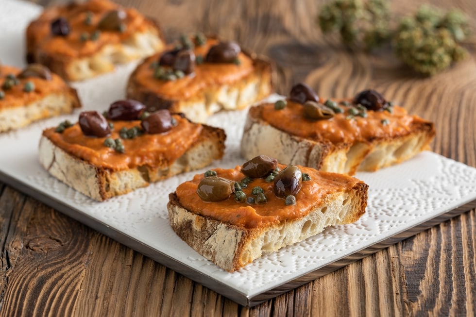 Bruschette con crema di melanzane, peperoni, olive e capperi ricetta