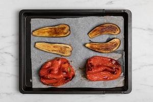 Preparazione Bruschette con crema di melanzane, peperoni, olive e capperi - Fase 1